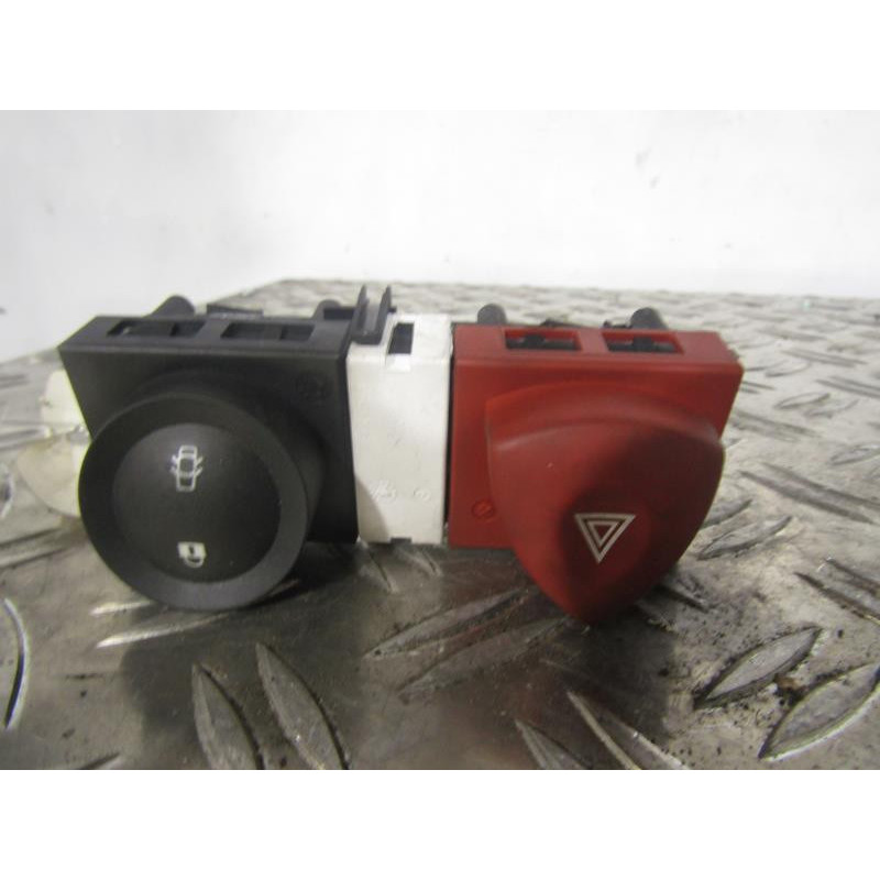 Bouton de warning RENAULT MEGANE 2 Photo n°1