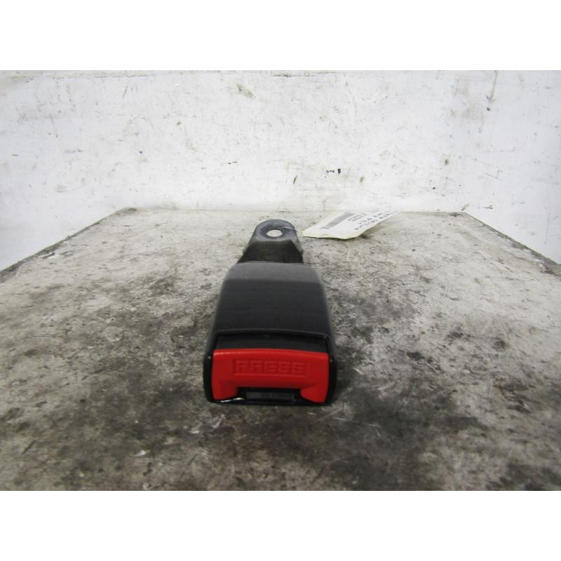 Attache ceinture arriere droit PEUGEOT 206 Photo n°1
