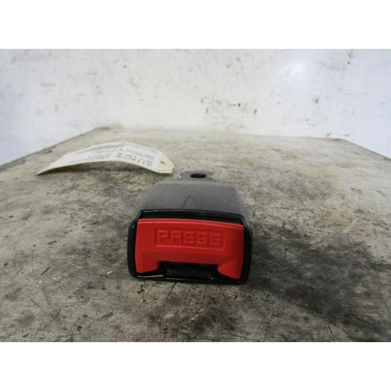 Attache ceinture arriere droit PEUGEOT 406 Photo n°1