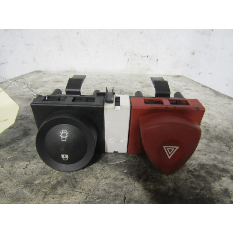 Bouton de warning RENAULT MEGANE 2 Photo n°1