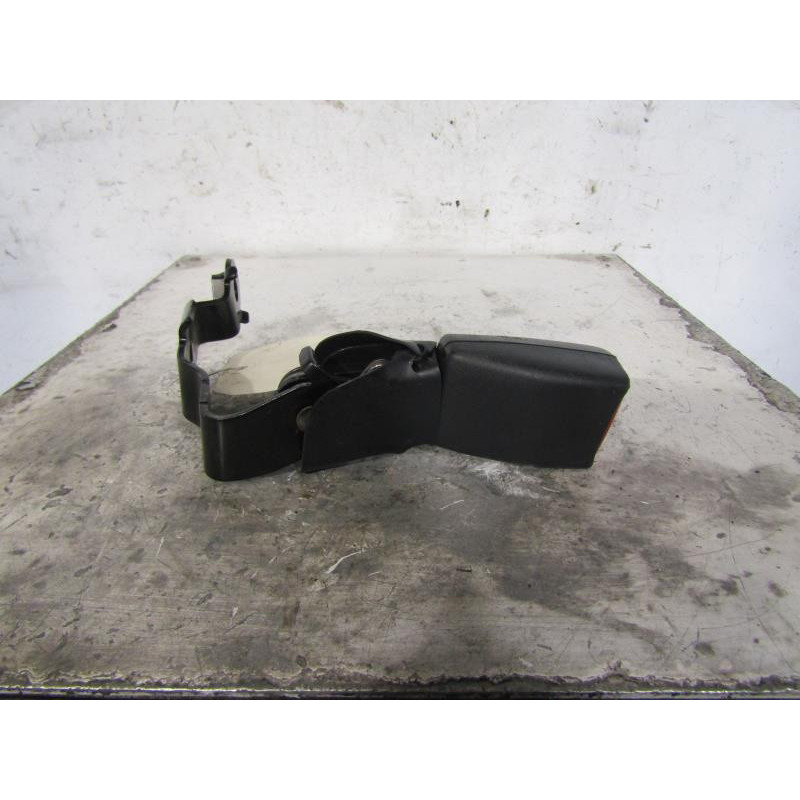 Attache ceinture arriere droit TOYOTA AVENSIS 2 Photo n°1