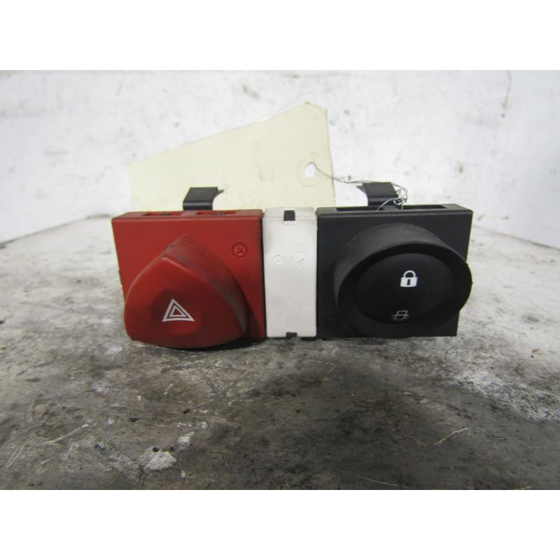 Bouton de warning RENAULT MEGANE 2 Photo n°1