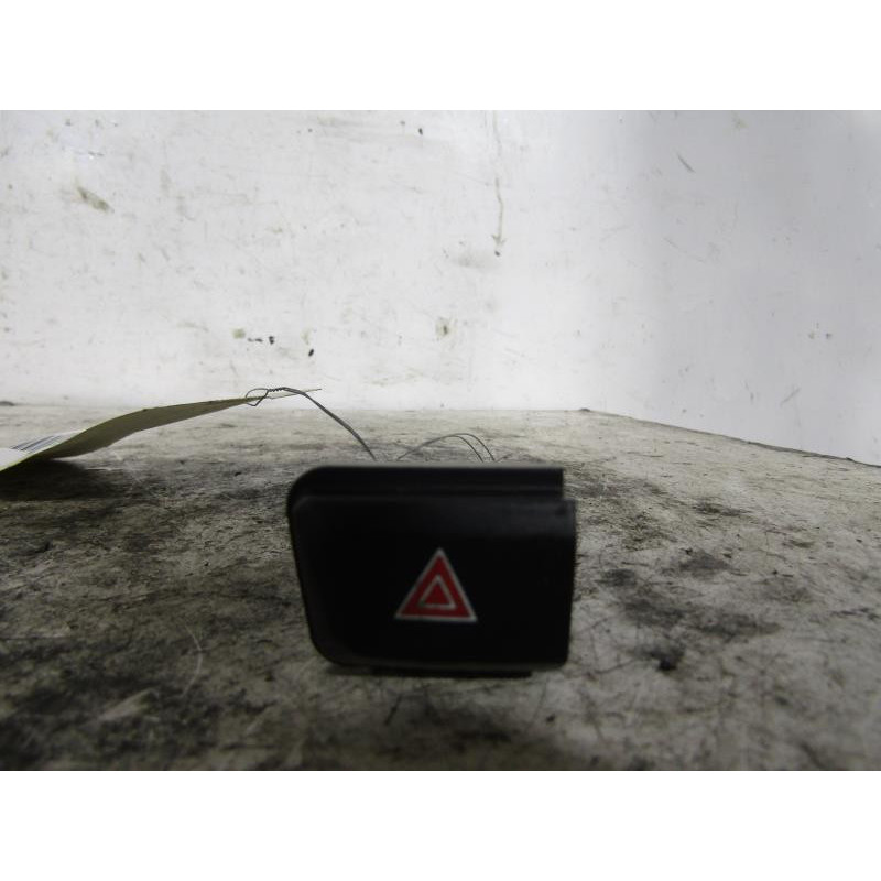 Bouton de warning PEUGEOT 208 1 Photo n°1