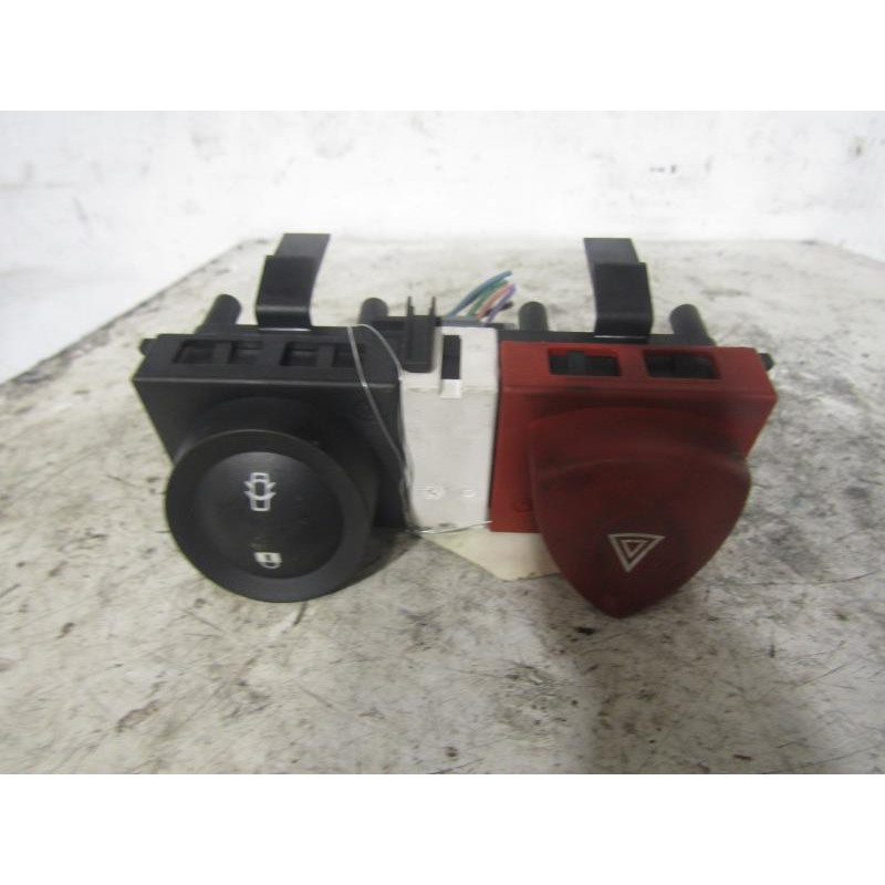 Bouton de warning RENAULT MEGANE 2 Photo n°1