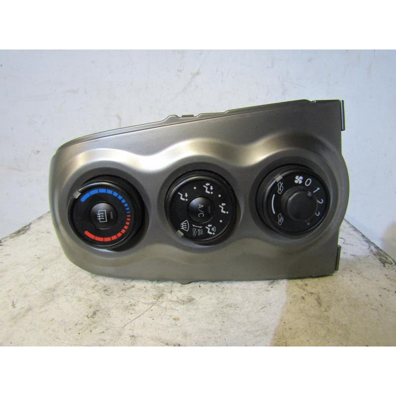 Commande chauffage TOYOTA YARIS 2 Photo n°1