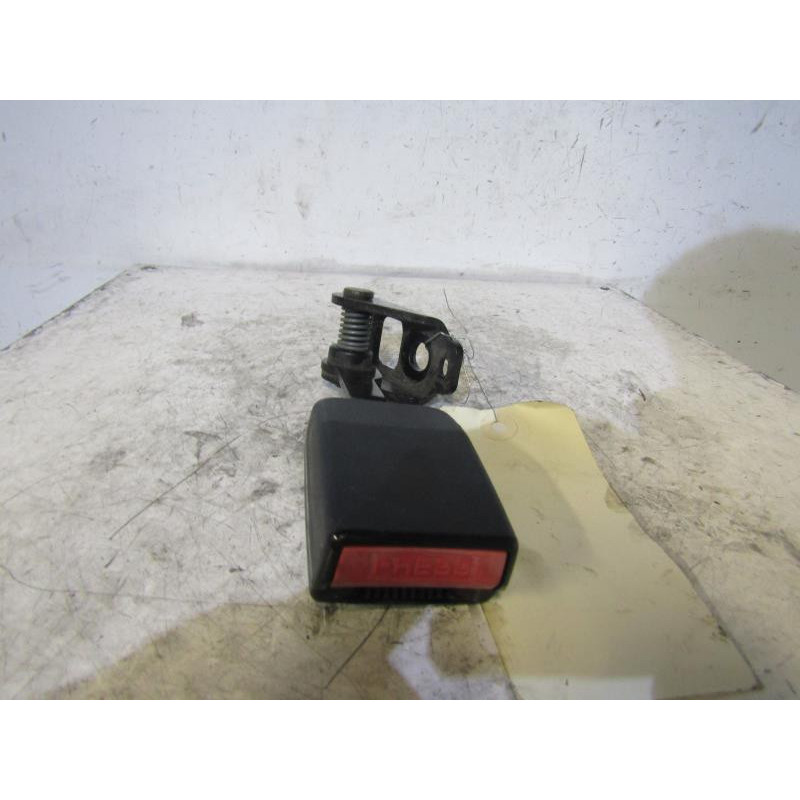Attache ceinture arriere droit PEUGEOT 307 Photo n°1