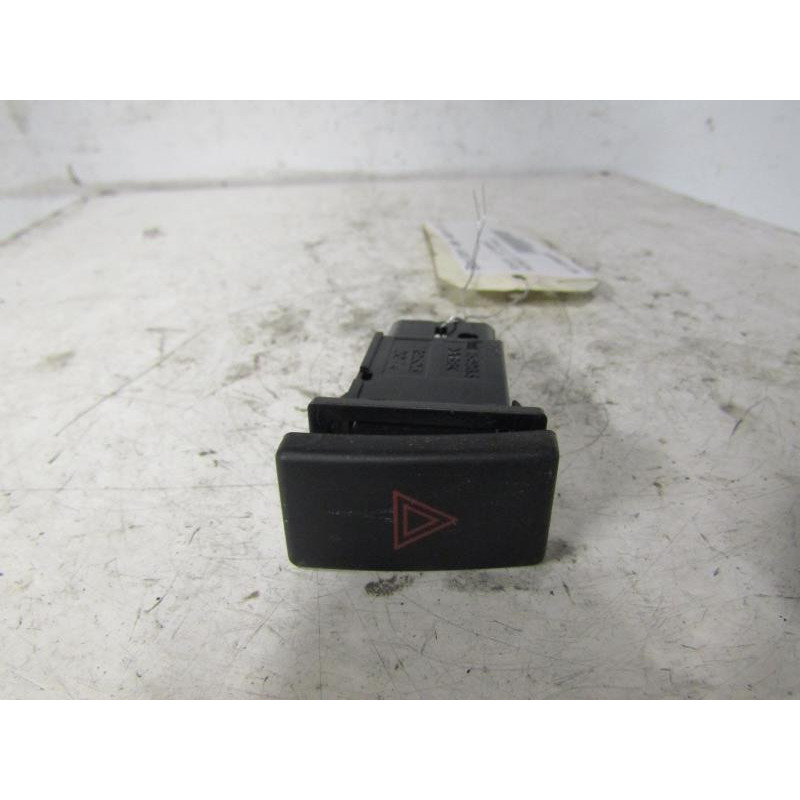 Bouton de warning TOYOTA AVENSIS 2 Photo n°1