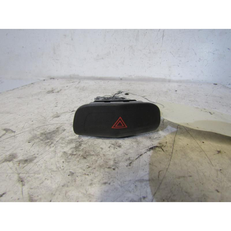 Bouton de warning NISSAN PRIMERA 4 Photo n°1