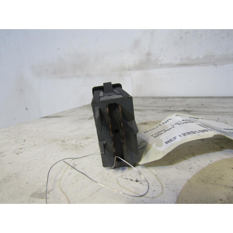 Bouton de warning FORD GALAXY 1 Photo n°1