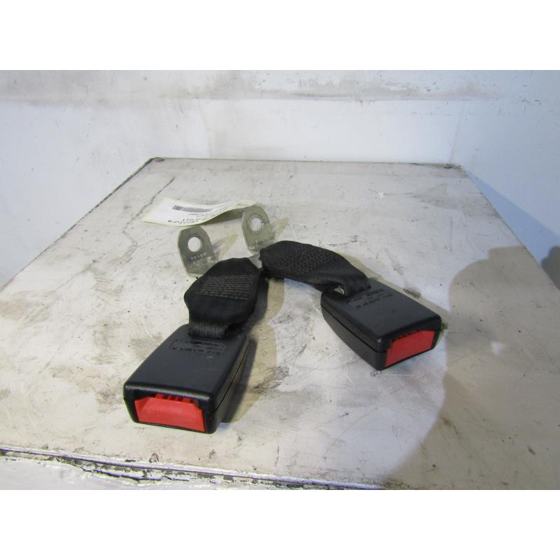 Attache ceinture arriere droit FORD FIESTA 5 Photo n°1