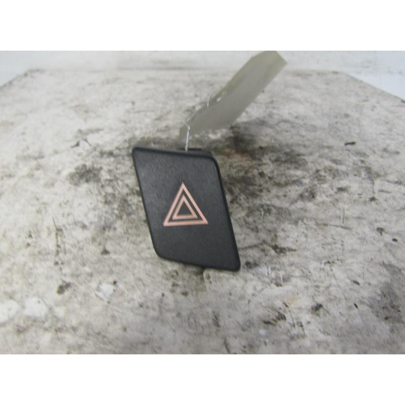 Bouton de warning TOYOTA YARIS 2 Photo n°1