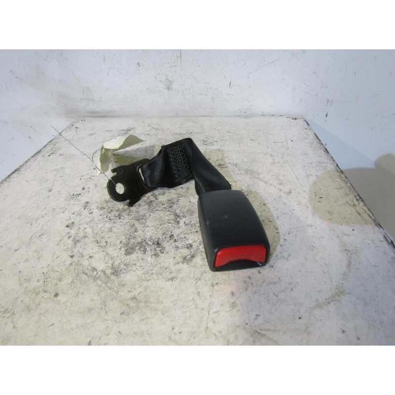 Attache ceinture arriere droit TOYOTA COROLLA 10 Photo n°1
