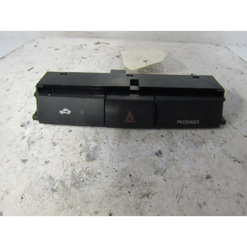 Bouton de warning TOYOTA COROLLA VERSO 2 Photo n°1