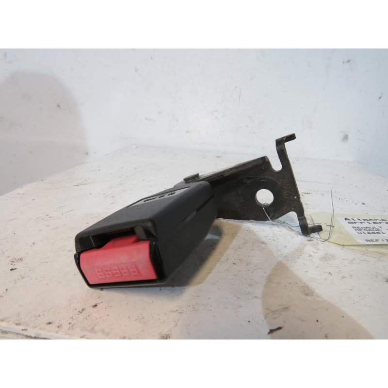 Attache ceinture arriere droit RENAULT MEGANE 2 Photo n°1
