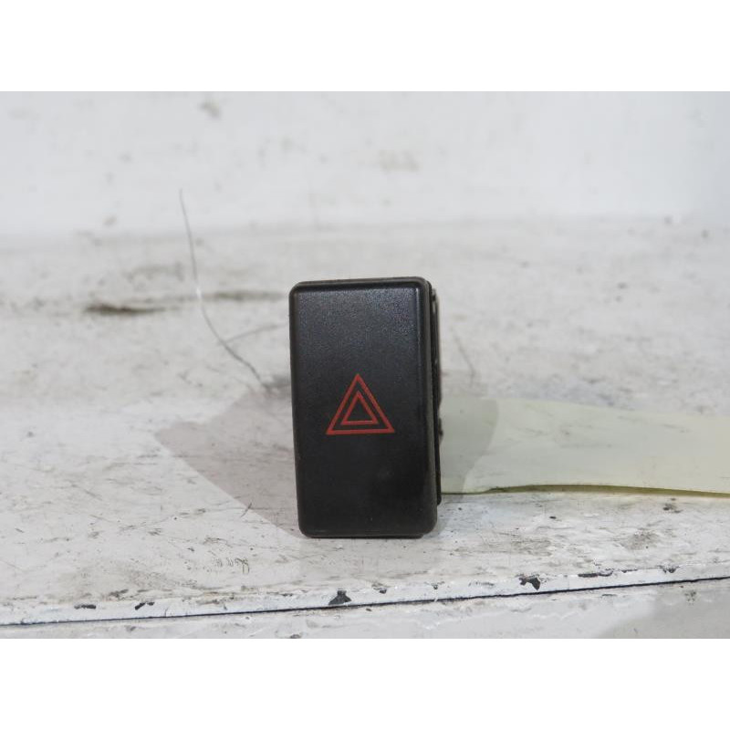 Bouton de warning TOYOTA AVENSIS 2 Photo n°1