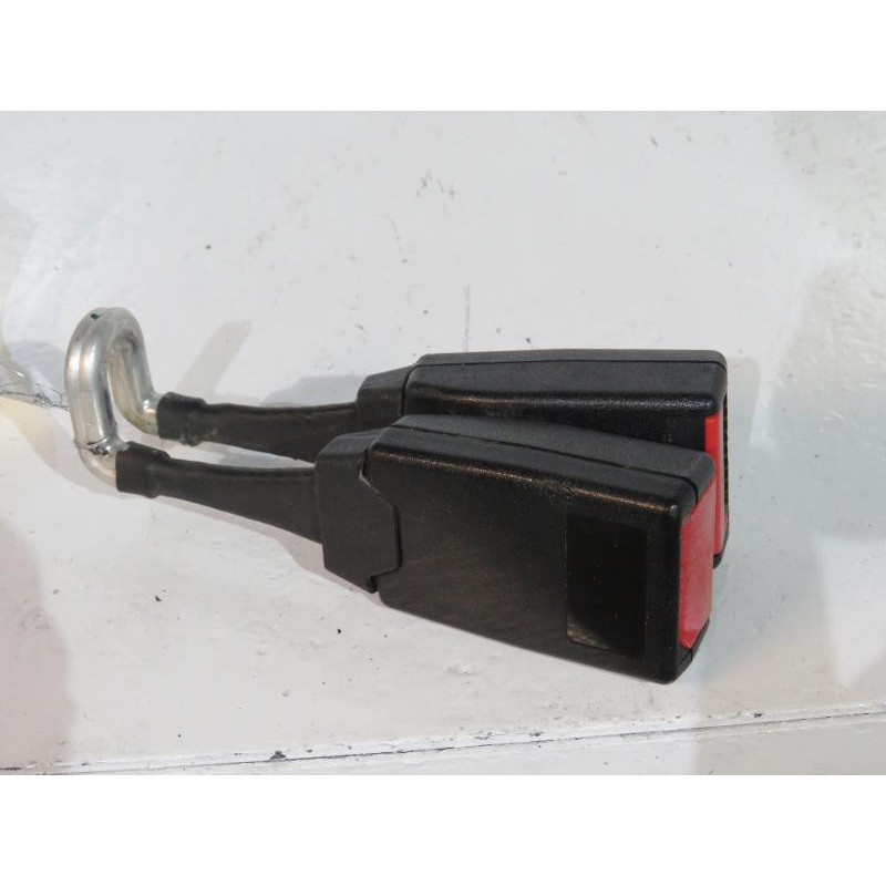 Attache ceinture arriere droit OPEL CORSA C Photo n°1
