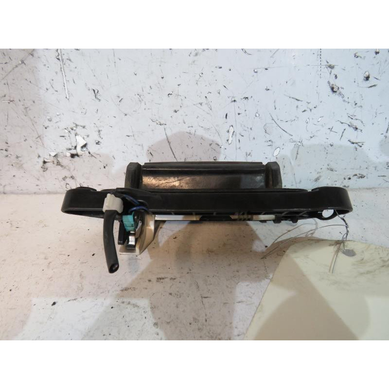 Bouton de coffre TOYOTA AVENSIS VERSO Photo n°1