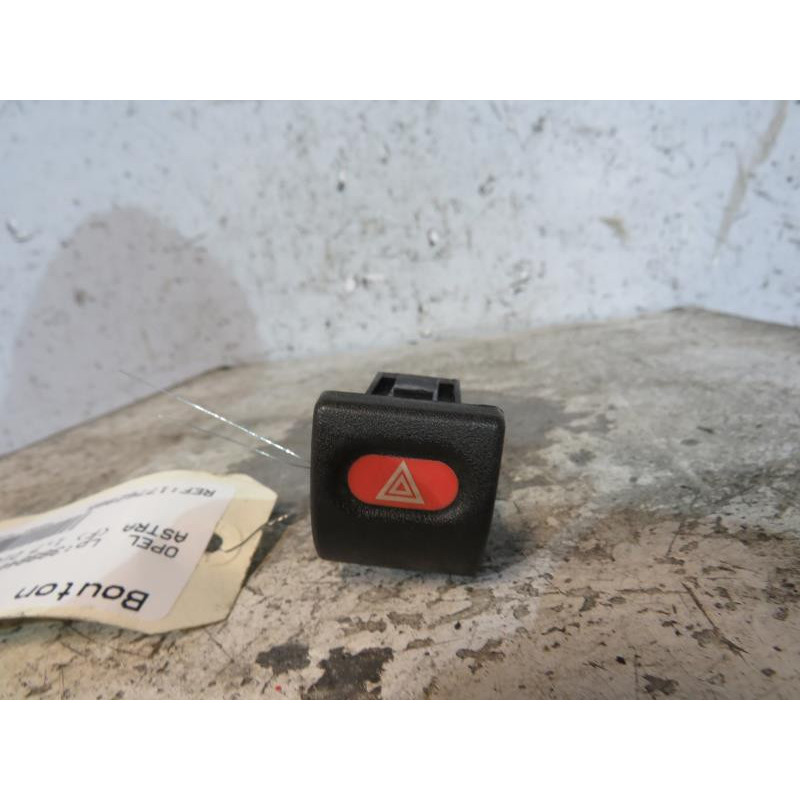 Bouton de warning OPEL ASTRA F Photo n°1