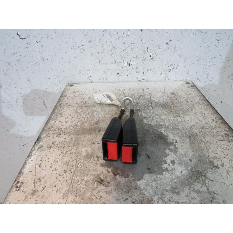 Attache ceinture arriere droit OPEL CORSA C Photo n°1