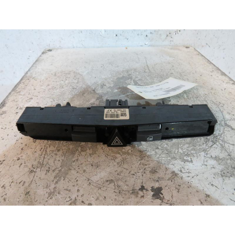 Bouton de warning OPEL ASTRA H Photo n°1