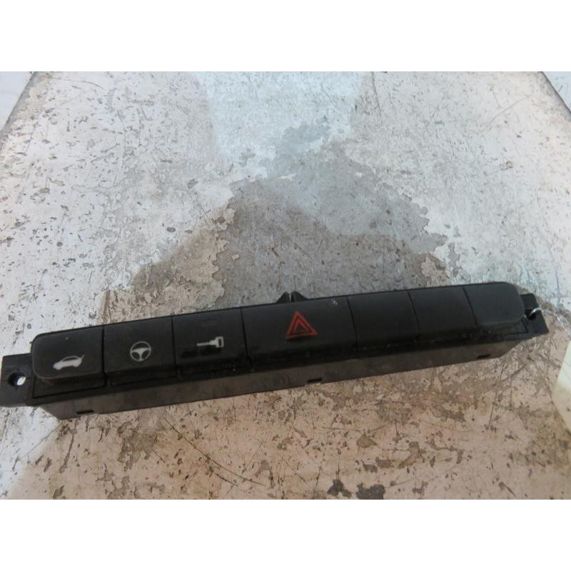 Bouton de warning FIAT GRANDE PUNTO Photo n°1