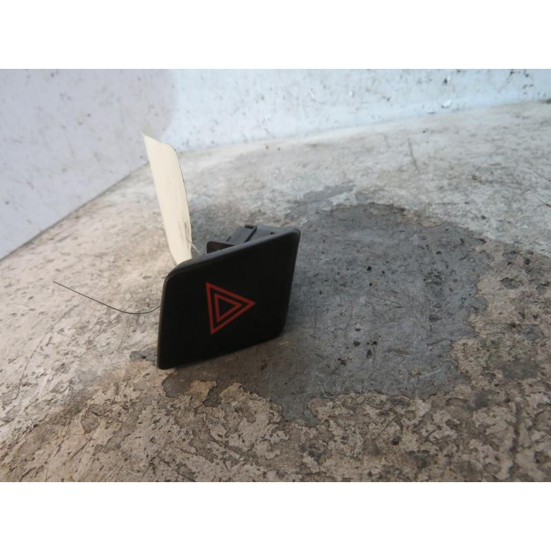 Bouton de warning TOYOTA YARIS 2 Photo n°1