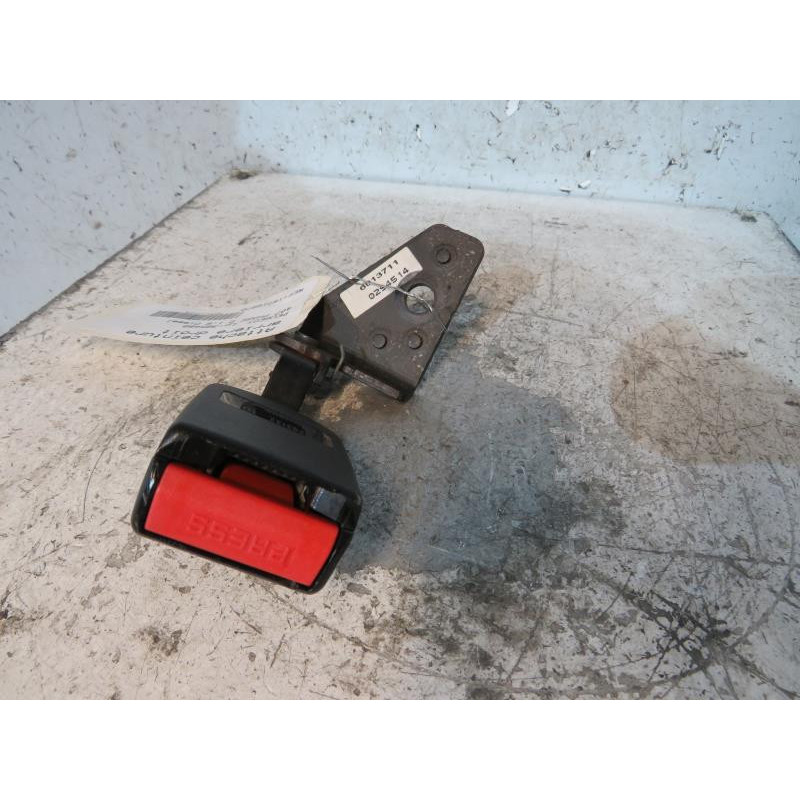 Attache ceinture arriere droit PEUGEOT 407 Photo n°1