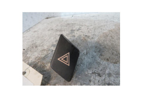 Bouton de warning TOYOTA YARIS 2 Photo n°1