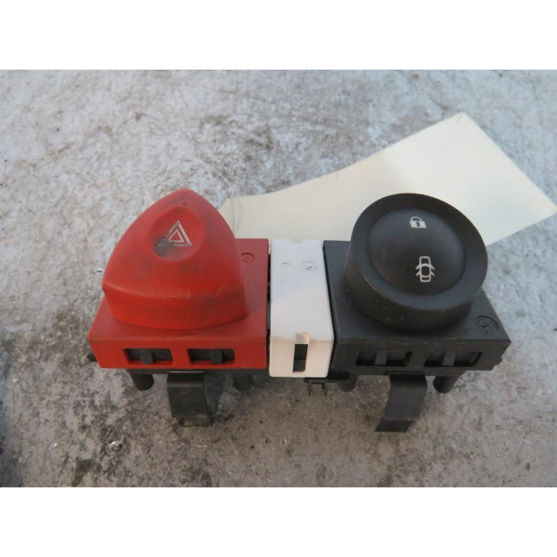 Bouton de warning RENAULT MEGANE 2 Photo n°1