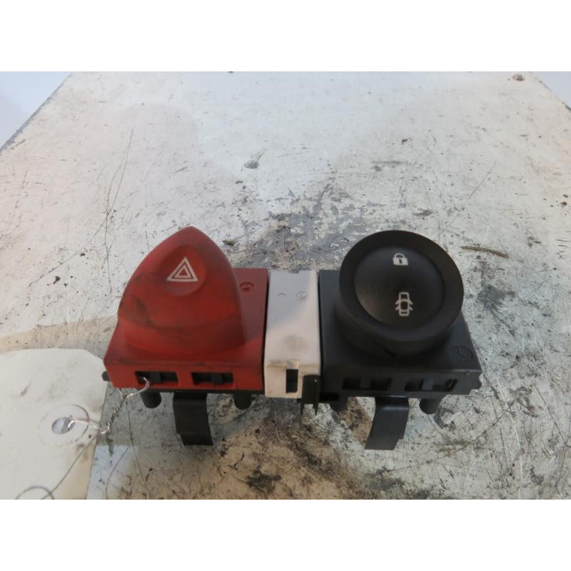Bouton de warning RENAULT MEGANE 2 Photo n°1