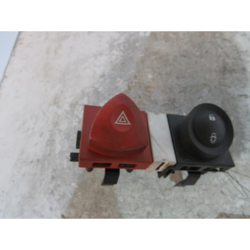 Bouton de warning RENAULT MEGANE 2 Photo n°1
