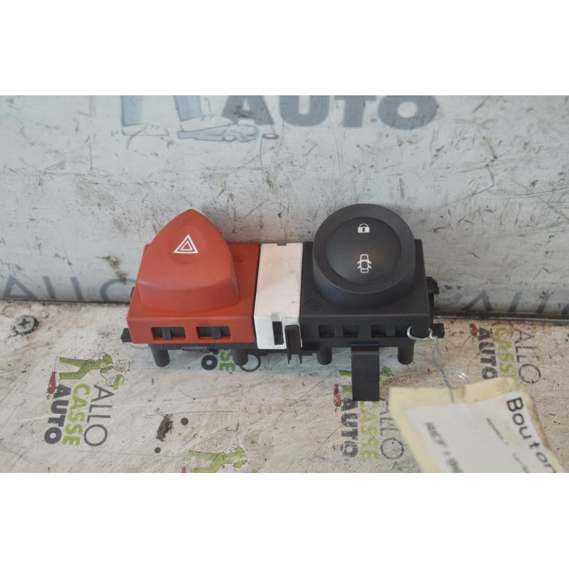 Bouton de warning RENAULT MEGANE 2 Photo n°1
