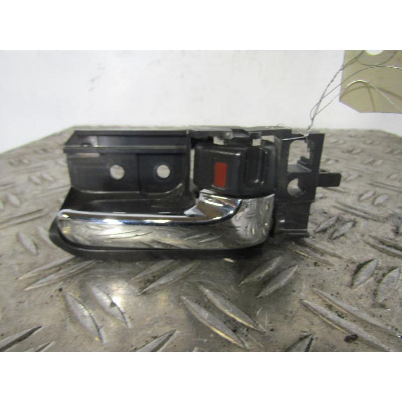 Poignee interieur arriere droit TOYOTA AVENSIS 2 Photo n°1