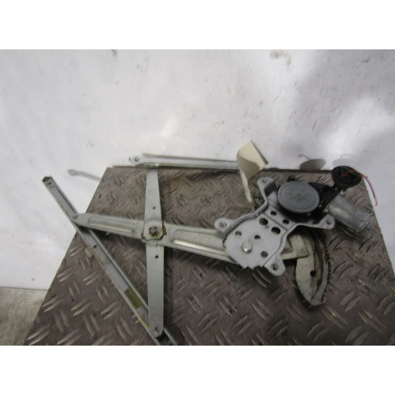 Leve vitre electrique avant droit SUZUKI SWIFT 3 Photo n°1