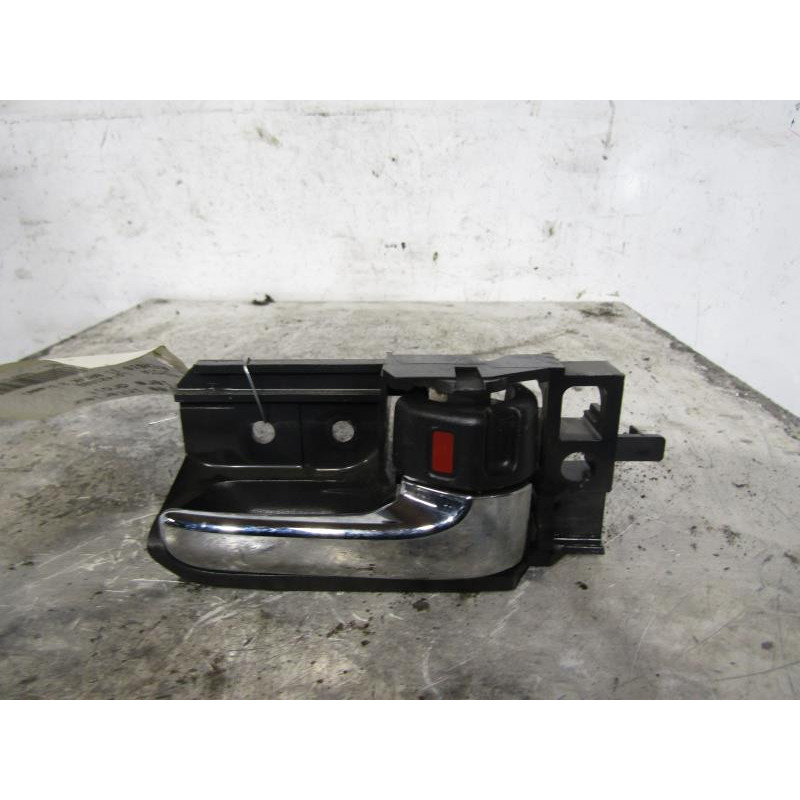 Poignee interieur arriere droit TOYOTA AVENSIS 2 Photo n°1
