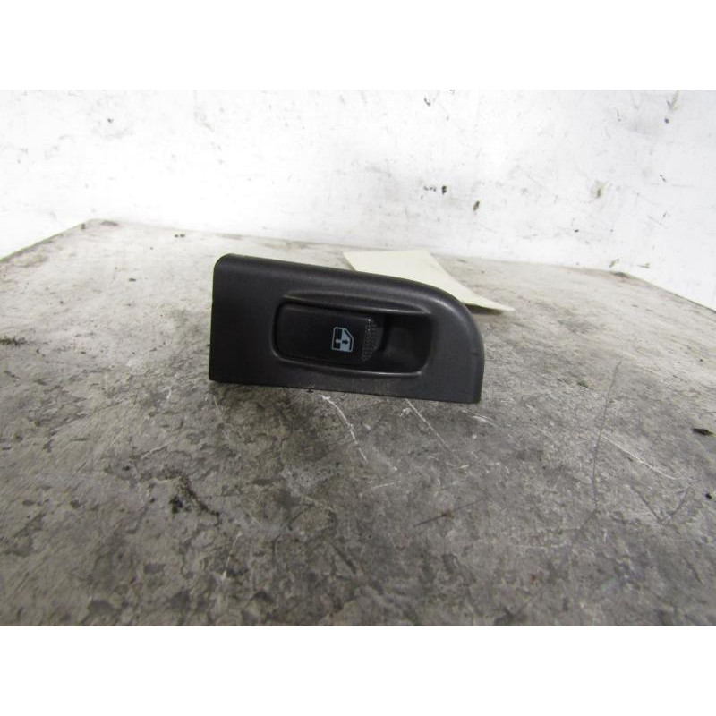 Interrupteur de leve vitre arriere droit HYUNDAI TRAJET Photo n°1