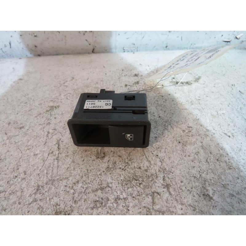 Interrupteur de leve vitre arriere droit OPEL ASTRA H Photo n°1
