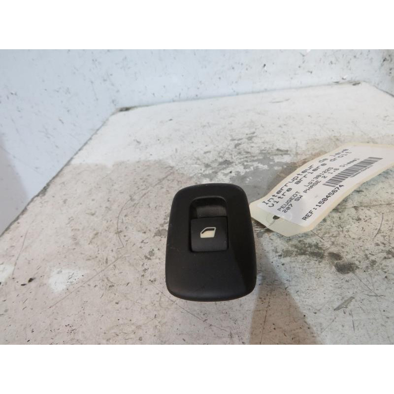 Interrupteur de leve vitre arriere droit PEUGEOT 207 Photo n°1