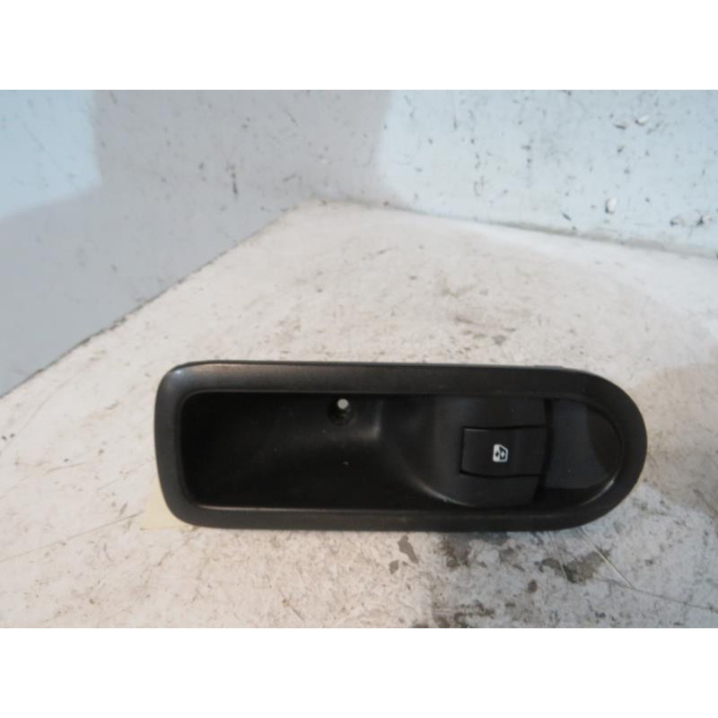 Interrupteur de leve vitre arriere droit RENAULT MEGANE 2 Photo n°1