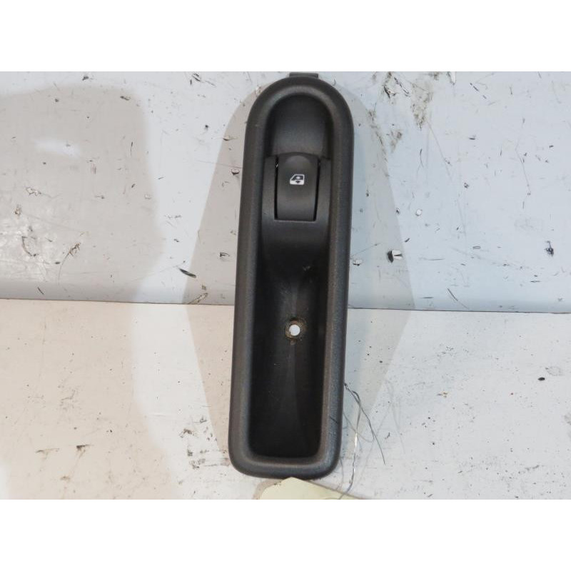 Interrupteur de leve vitre arriere gauche RENAULT CLIO 3 Photo n°1