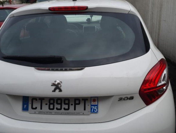 Comment remplacer des essuie-glaces sur PEUGEOT 208 1 (CA_,CC_) [TUTORIEL  AUTODOC] 