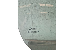 Vitre avant droit TOYOTA YARIS 3 Photo n°2