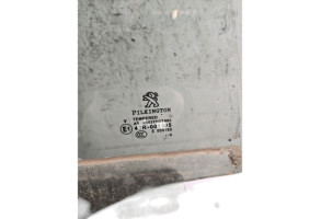 Vitre arriere droit PEUGEOT 208 1 Photo n°1
