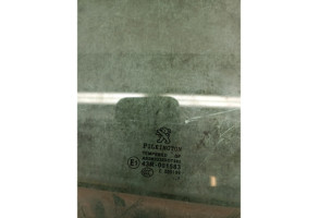 Vitre arriere droit PEUGEOT 208 1 Photo n°3
