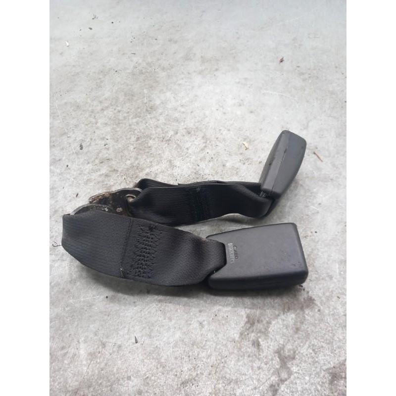Attache ceinture arriere droit SUZUKI SWIFT 3 Photo n°1