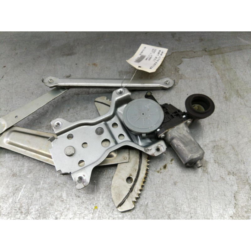 Leve vitre electrique avant droit SUZUKI SWIFT 3 Photo n°1