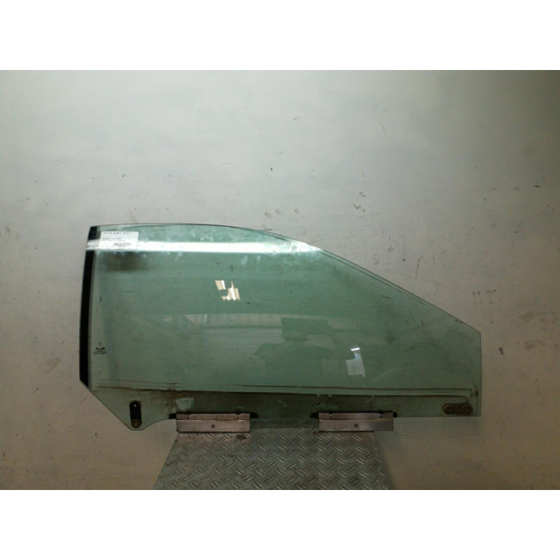 Vitre avant droit PEUGEOT 406 Photo n°1