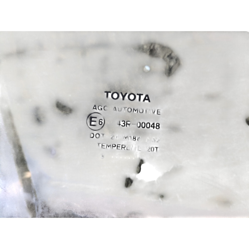 Vitre arriere droit TOYOTA YARIS 3 Photo n°1