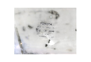 Vitre arriere droit TOYOTA YARIS 3 Photo n°1