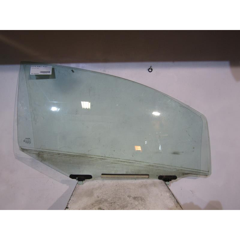 Vitre avant droit TOYOTA YARIS 2 Photo n°1